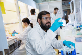 Forsker Sulalit Bandyopadhyay studerer en prøve med nanopartikler for NTNUs nye koronatest.