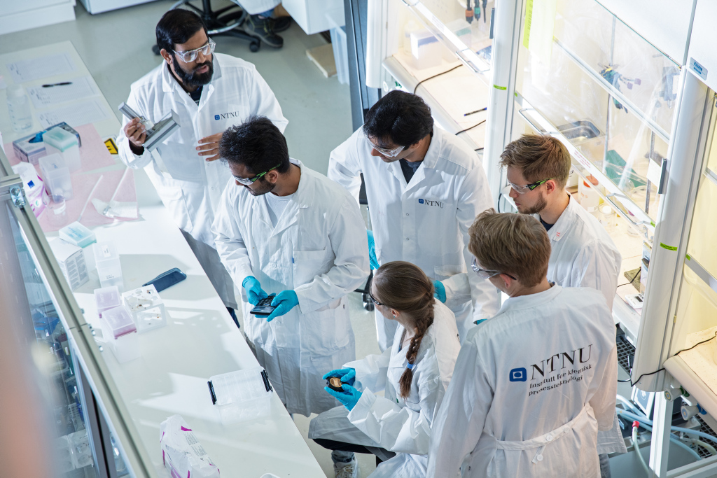 Mennekser i laboriatoriet som produserer magnetiske nanopartkler for NTNUs covid-19-test.