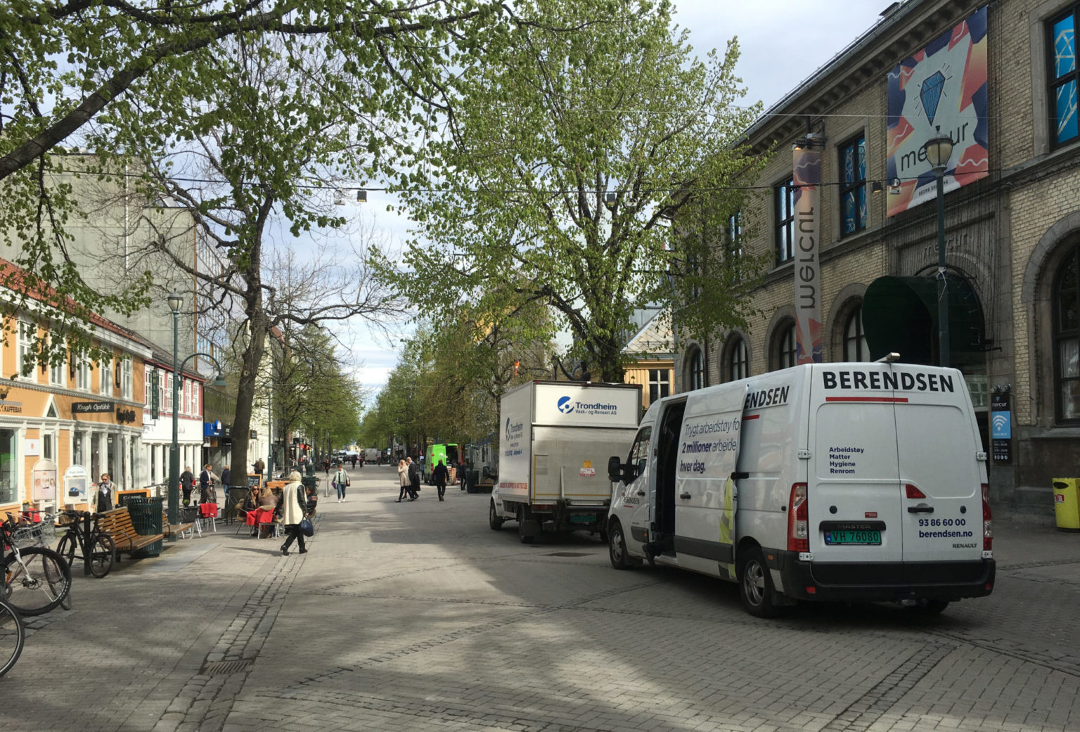 Forskningssamarbeid for bedre bylogistikk : Bildet viser varebiler i Trondheim sentrum