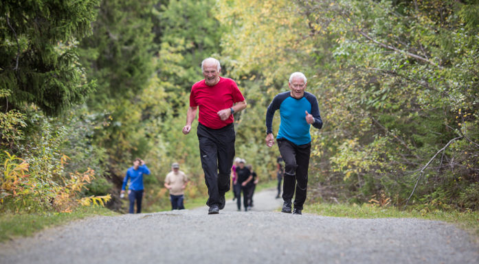 Bildet viser to eldre menn som løper
