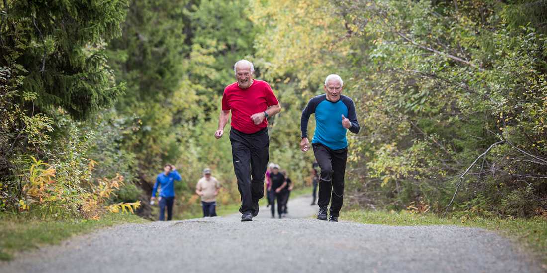 Bildet viser to eldre menn som løper