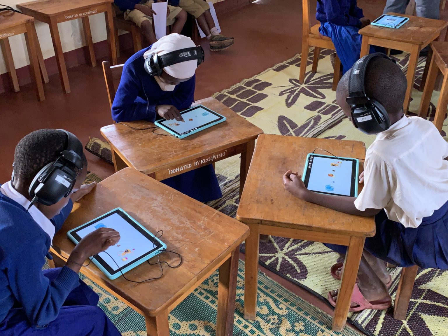 Hørselshemmede barn testes i Tanzania.