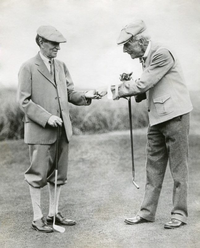 Bildet viser Harvey Firestone og John D. Rockefeller.