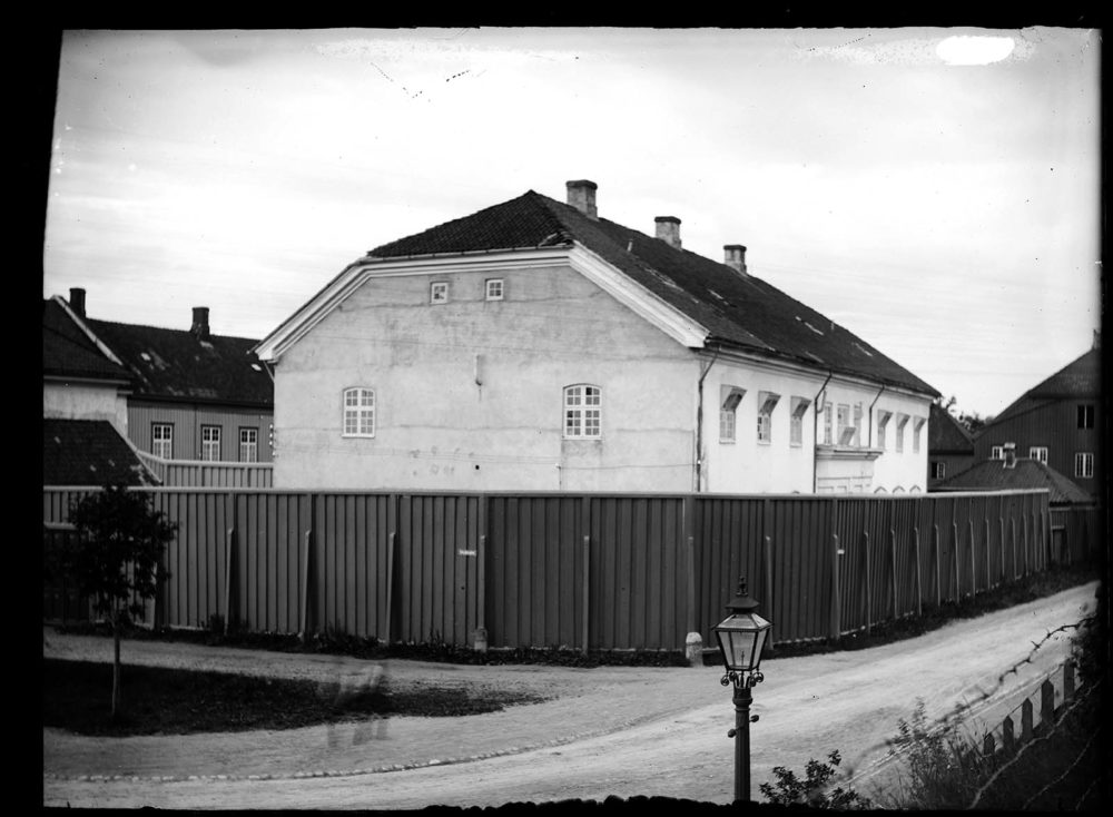 Bildet viser Det gamle Trondheim Tukthus som ble omdannet til Kriminalasylet, asyl for kriminelle psykisk syke i 1895.
