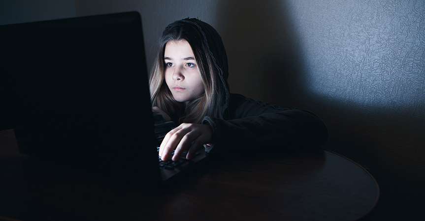 Bilde viser en unge jente foran datamaskin