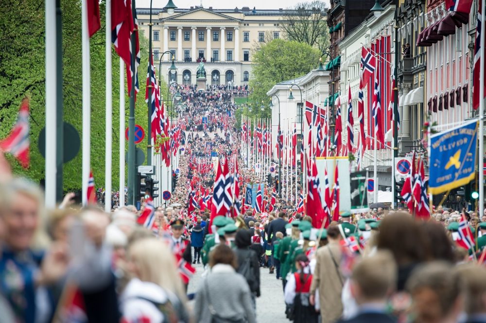 Bildet viser Karl Johans gate i Oslo, pyntet med norske flagg.