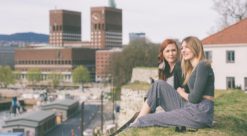 Bildet viser to unge jenter foran rådhuset i Oslo.
