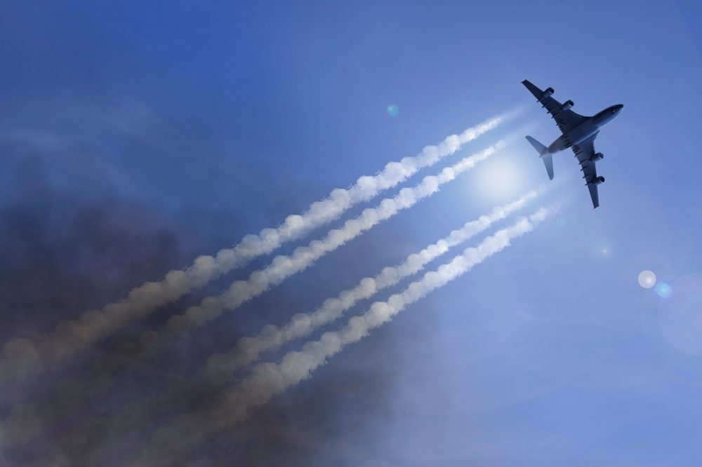 Bildet viser kondensstriper etter et fly.