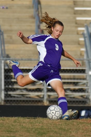 Bildet viser ung jente som spiller fotball.