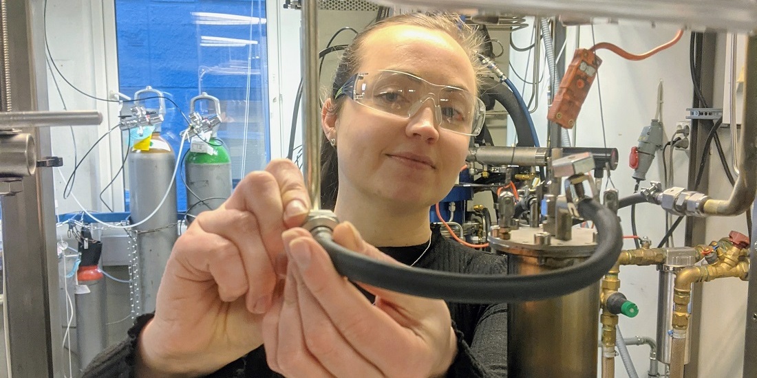 Bildet viser Trine Asklund Larssen i laboratoriet.