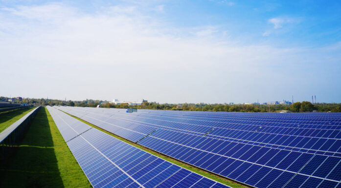 Stort solcelleanlegg i grønne omgivelser
