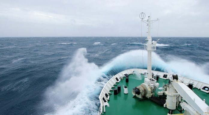 Bølger Bildet viser baugen på et skip som bryter bølgene.