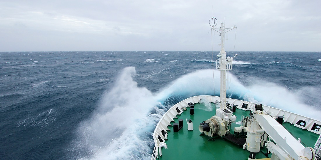 Bølger Bildet viser baugen på et skip som bryter bølgene.