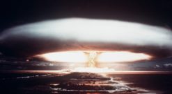 Moruroa. Bildet viser atombombe i Stillehavet.