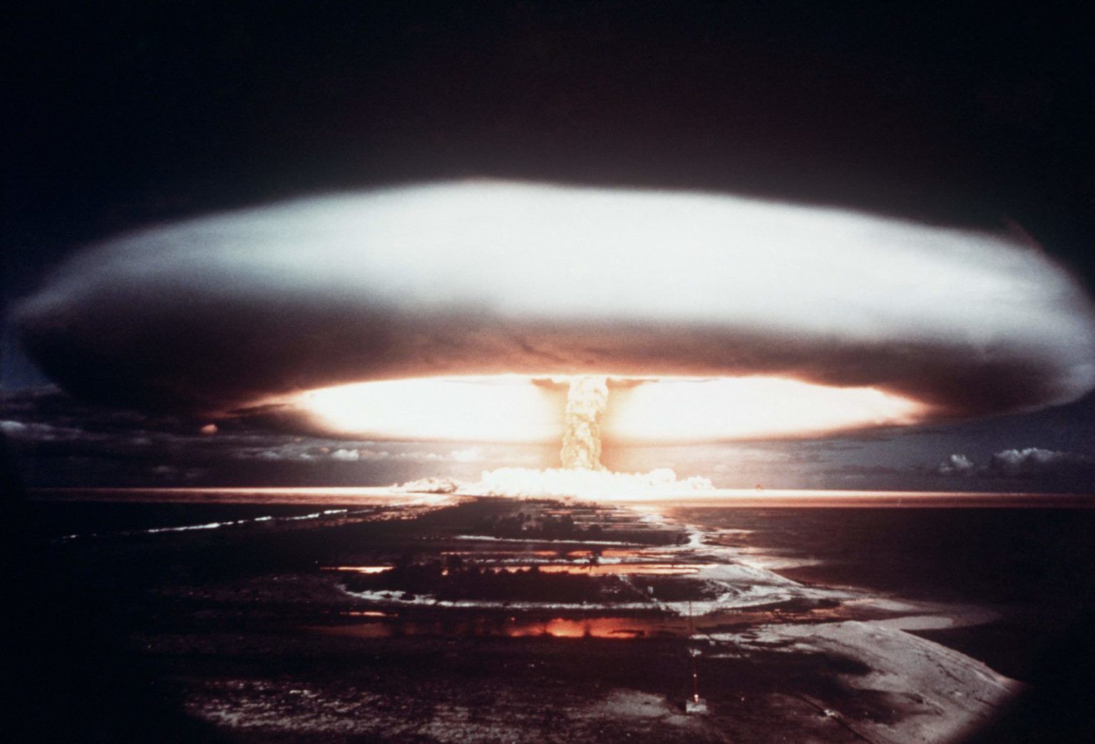 Moruroa. Bildet viser atomprøvesprengning i Stillehavet.