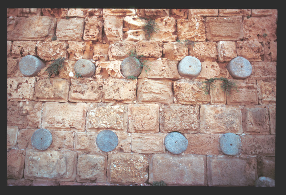 Bildet viser en vegg i Beirut med gjenbrukte søyler