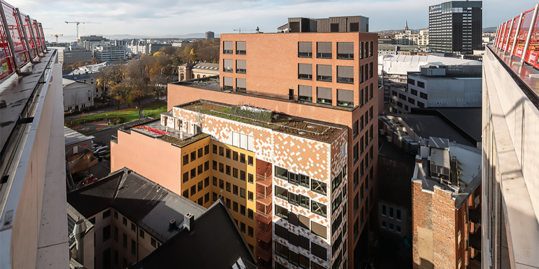 Bildet viser et bygg på Tullinløkka i Oslo