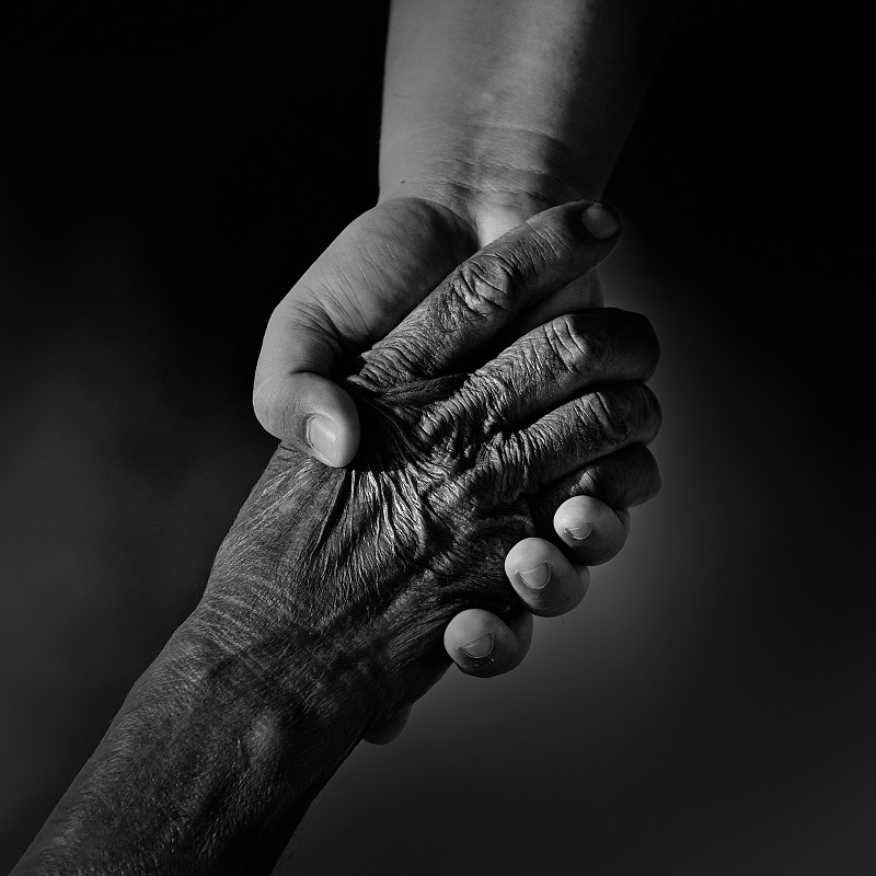 Vold mot eldre. Illustrasjonsfoto viser hender som holder hverandre.