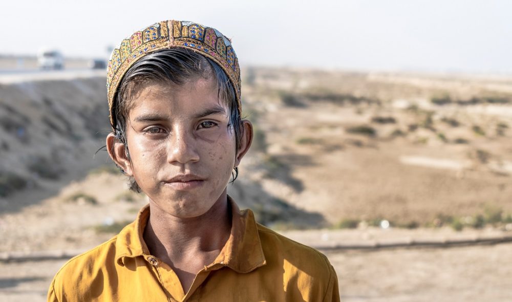 Taliban. BIldet viser en hjemløs gutt i et krigstrøtt Afghanistan.