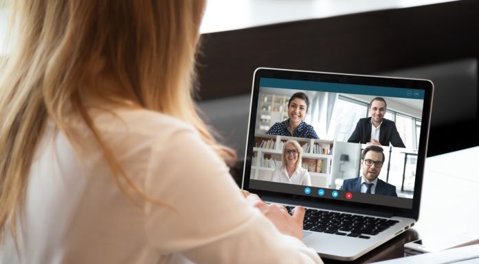 Digitalt. Fotoet viser en kvinne som er på en dataskjerm med fire ansikter.