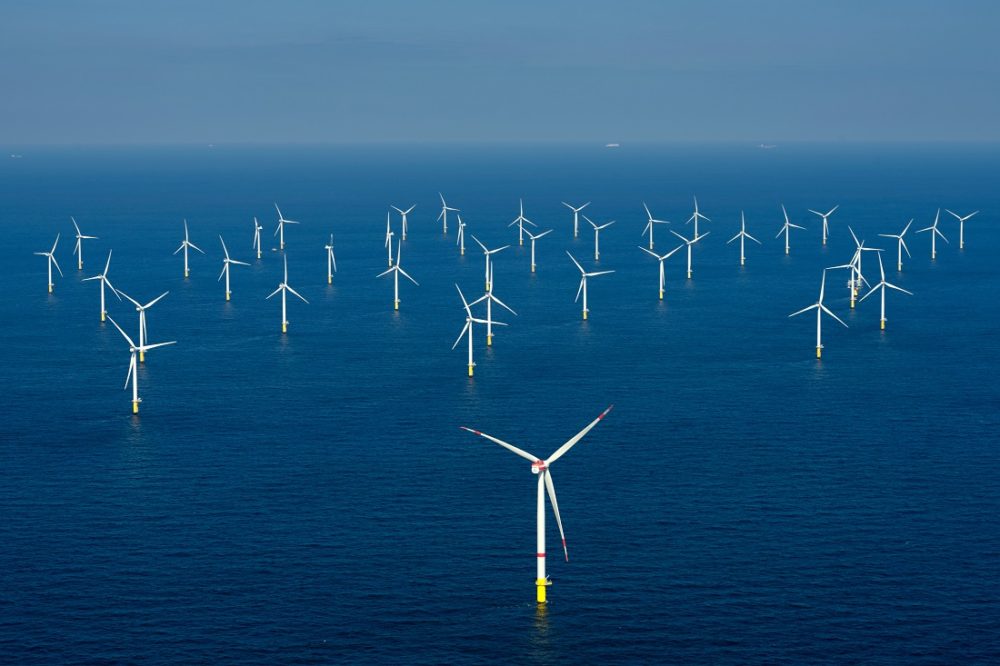 Klimaet. Bildet viser en vindkraftpark til havs.