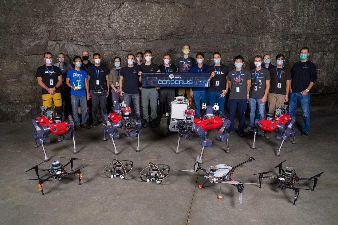 Roboter. Bildet viser Team Cerberus og flere roboter.