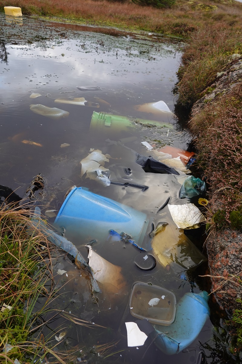 Mausund. Bildet viser ferskvannskilde full av plast.