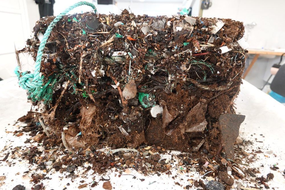Mausund. Bildet viser en jordprøve på 27 liter full av plast.