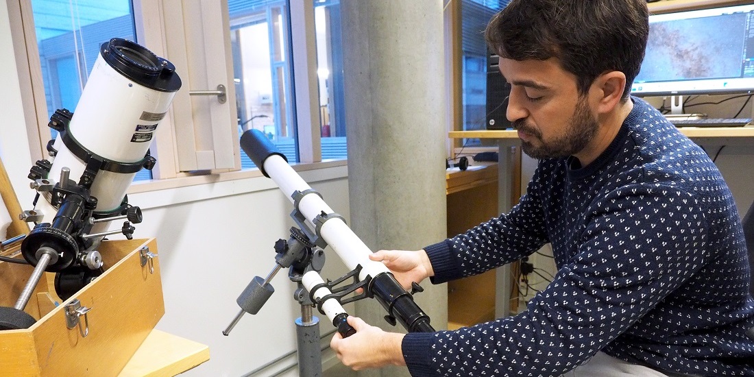 Nøytronstjerner. Bildet viser professor Manuel Linares med små teleskoper.