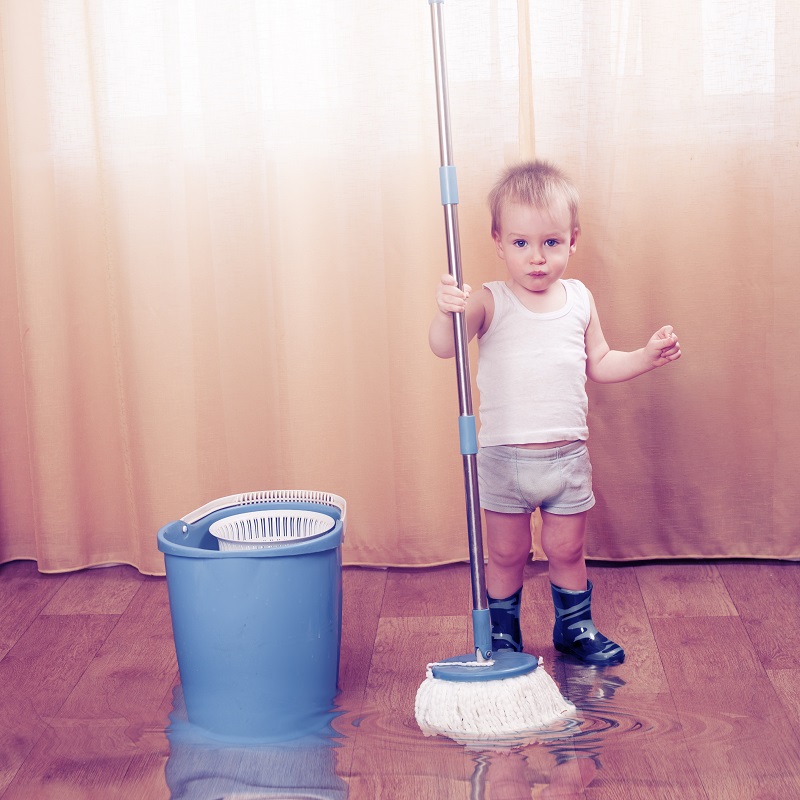 Mikroplast. Bildet viser gutt med vaskebøtte og mopp.