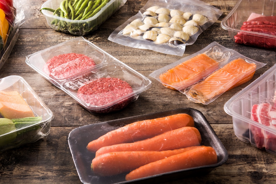 Plast. Bildet viser ulike typer mat pakket inn i plast.