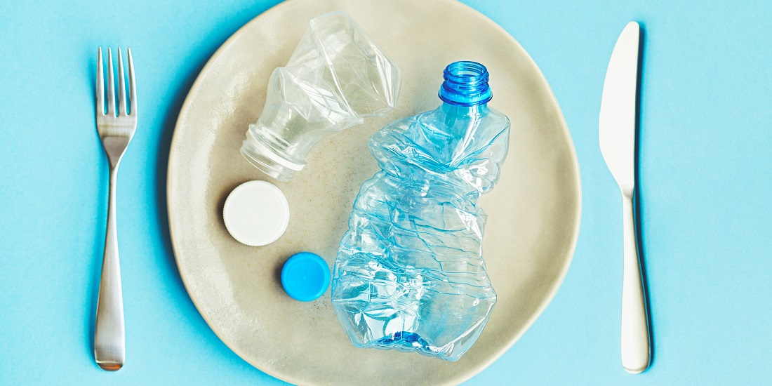 Plast. Illustrasjonen viser plastflaske på tallerken.