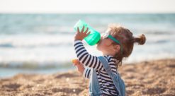 Mikroplast. Bildet viser et barn som drikker av en plastflaske.