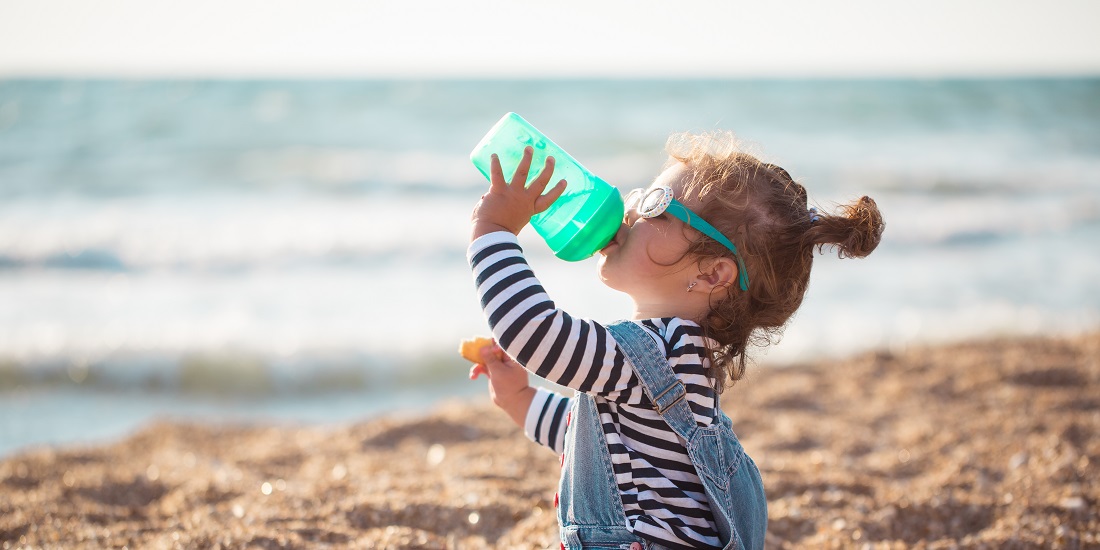 Mikroplast. Bildet viser et barn som drikker av en plastflaske.