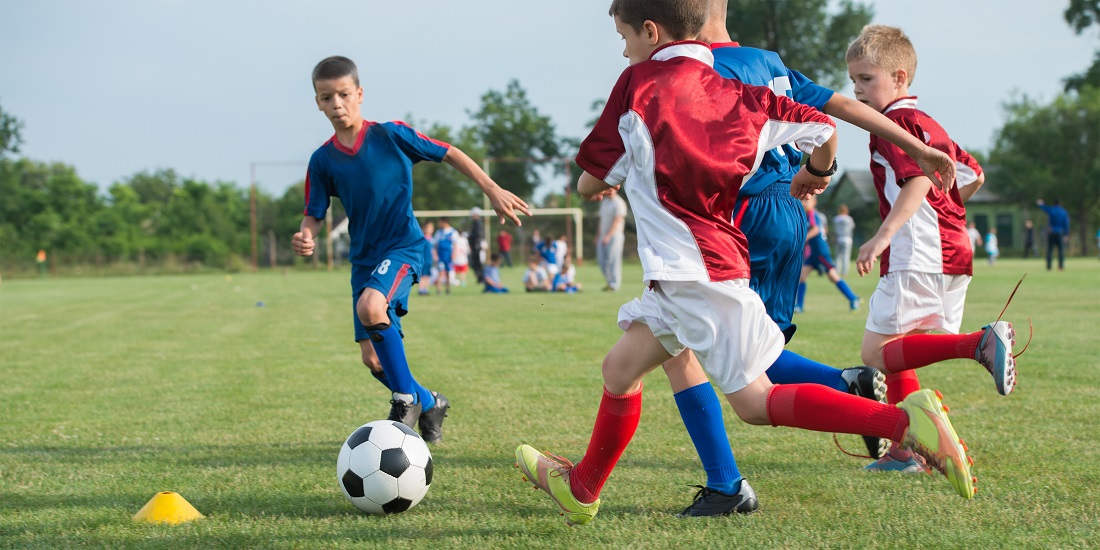 Fotball. Bildet viser gutter som spiller fotball.