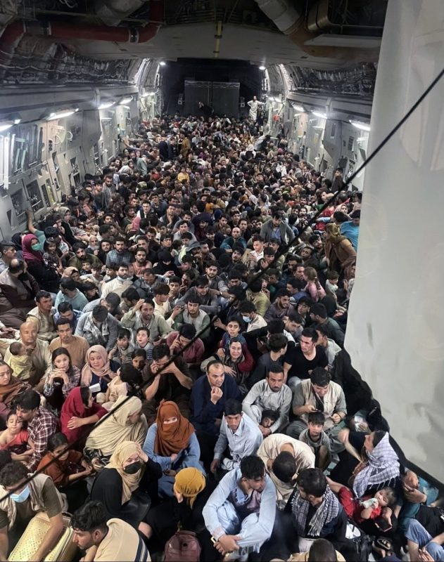 USA. Bildet viser et fly fullt av evakuerte afghanere.