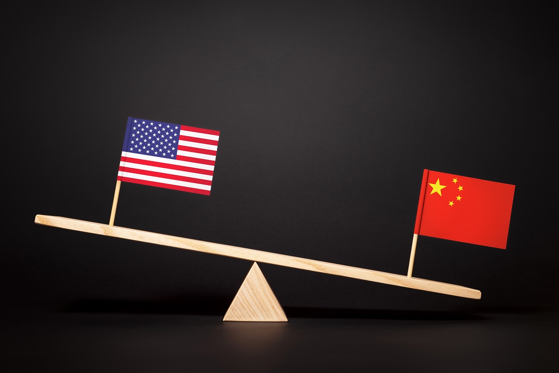 USA. Bildet viser en vekt med det amerikanske og kinesiske flagget på hver sin side.
