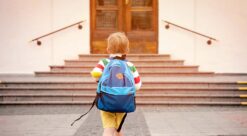 Barnehage skole: Gutt går opp trappa til skolen