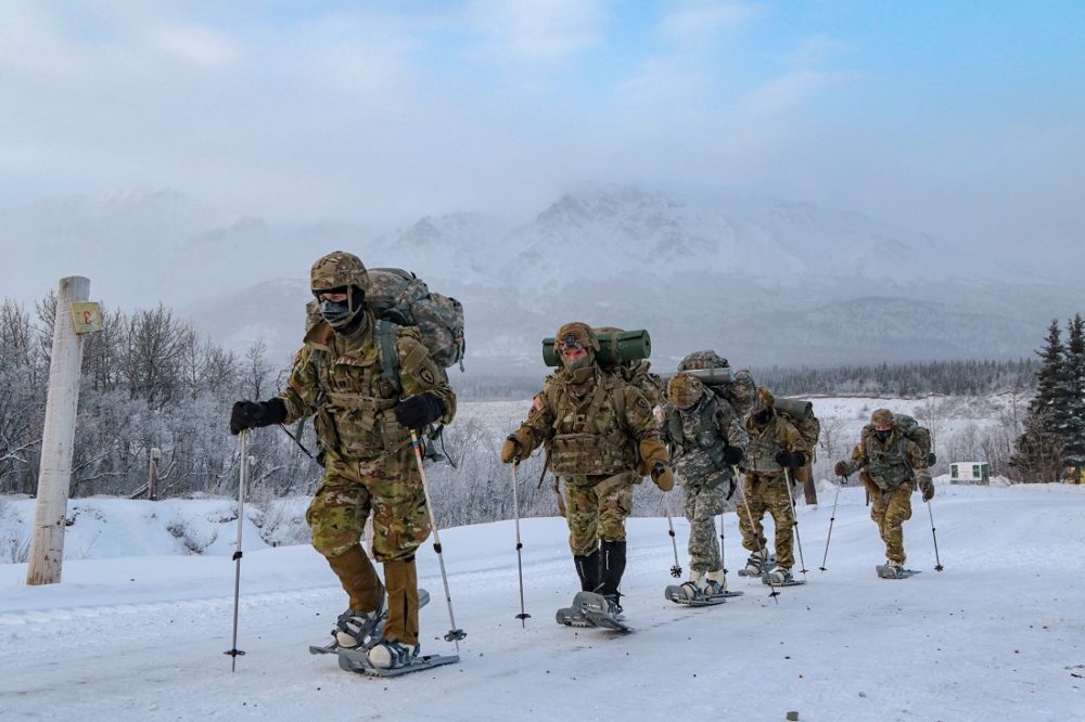 USA. Bildet viser soldater i Alaska som trener på å bruke truger.