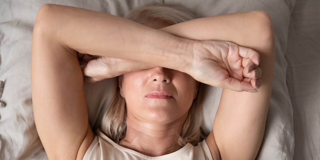 Søvn. Bildet viser kvinne som sliter med å få sove.