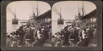 Bildet viser emigranter på vei til Amerika med båt.