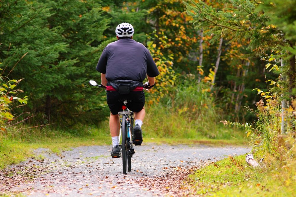 Diabetes. Bildet viser mann på sykkeltur gjennom skogen.