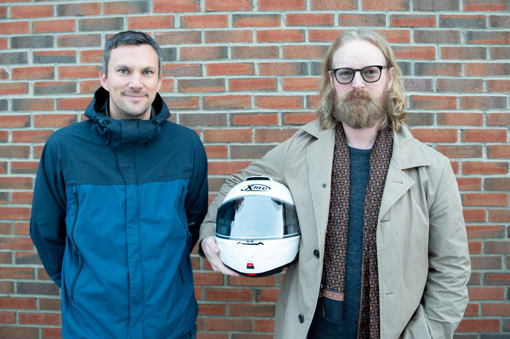 SINTEF-forsker og leder i Daal med verdens første mc-hjelm med aktiv støydemping.