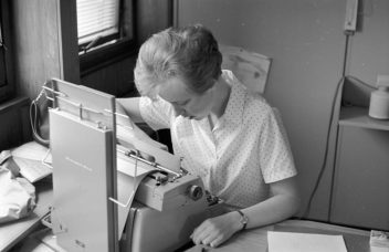 Kvinner. Bildet viser en sekretær ved NVE i 1966.