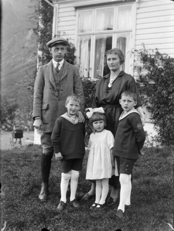 Bildet viser Maurice Russel Turner og kona Aslaug Leonora Pettersen med barna.