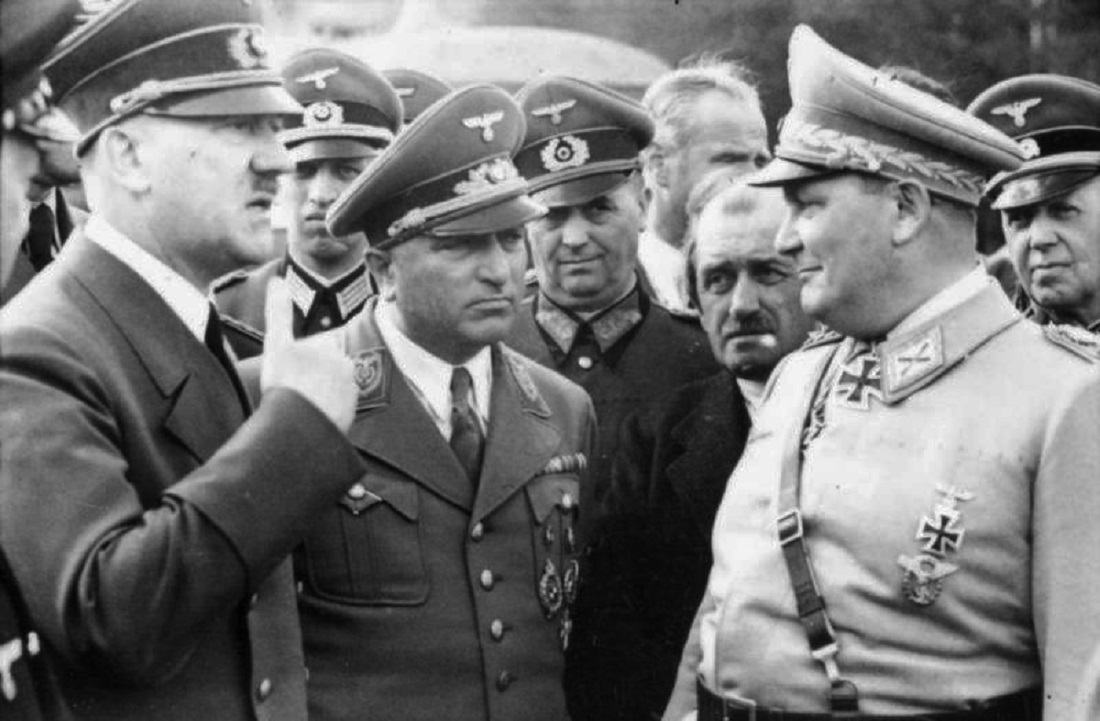 Bildet viser blant andre Adolf Hitler og Hermann Göring.