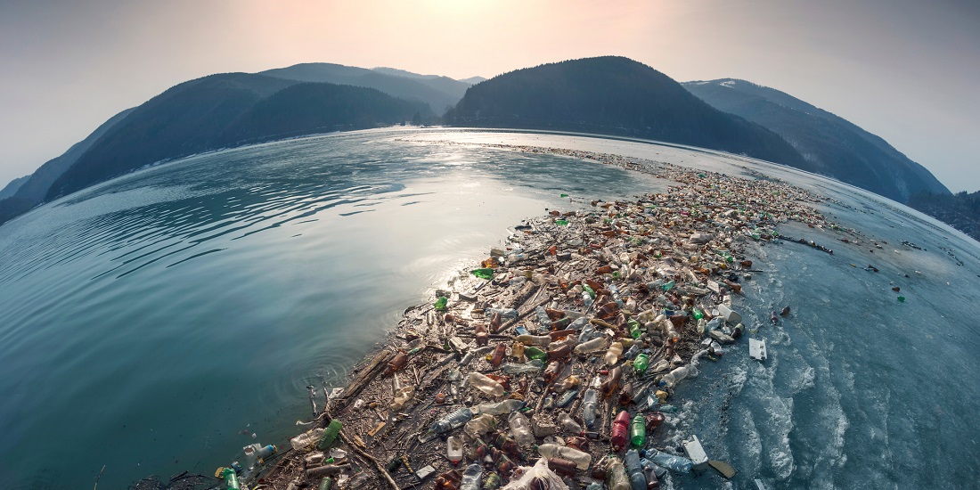 Plast. Bildet viser omfattende plastforurensning i vann.