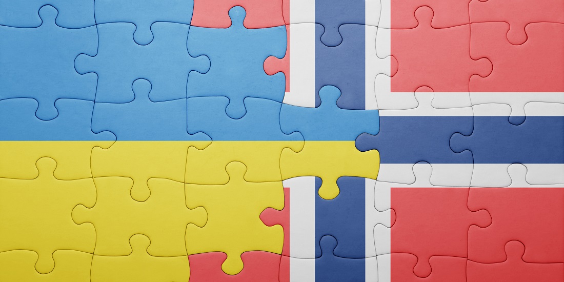 Språkkurs. Illustrasjonen viser det ukrainske og norske flagget som et puslespill.