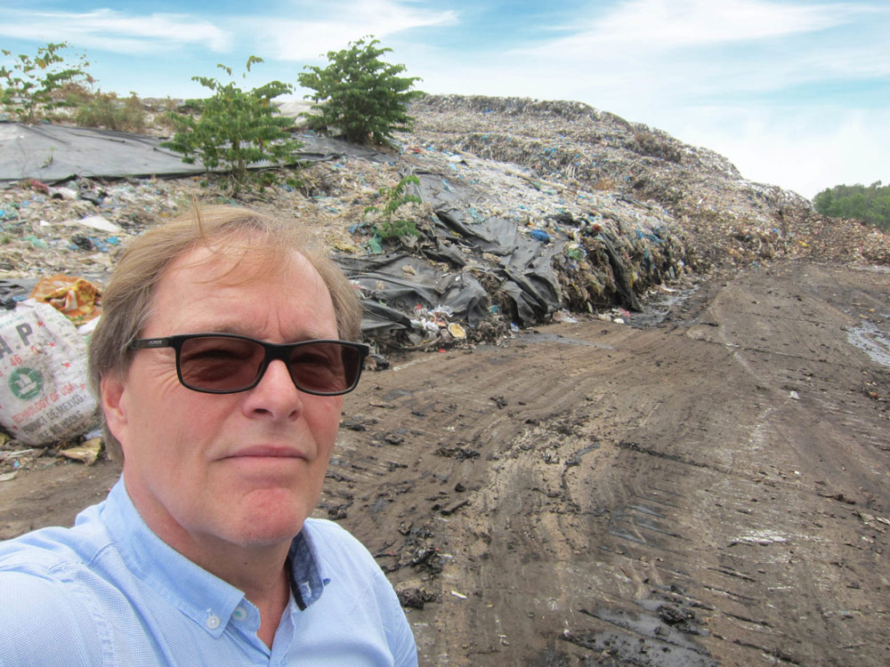 Kåre Helge Karstensen i SINTE foran søppelberg i Vietnam.