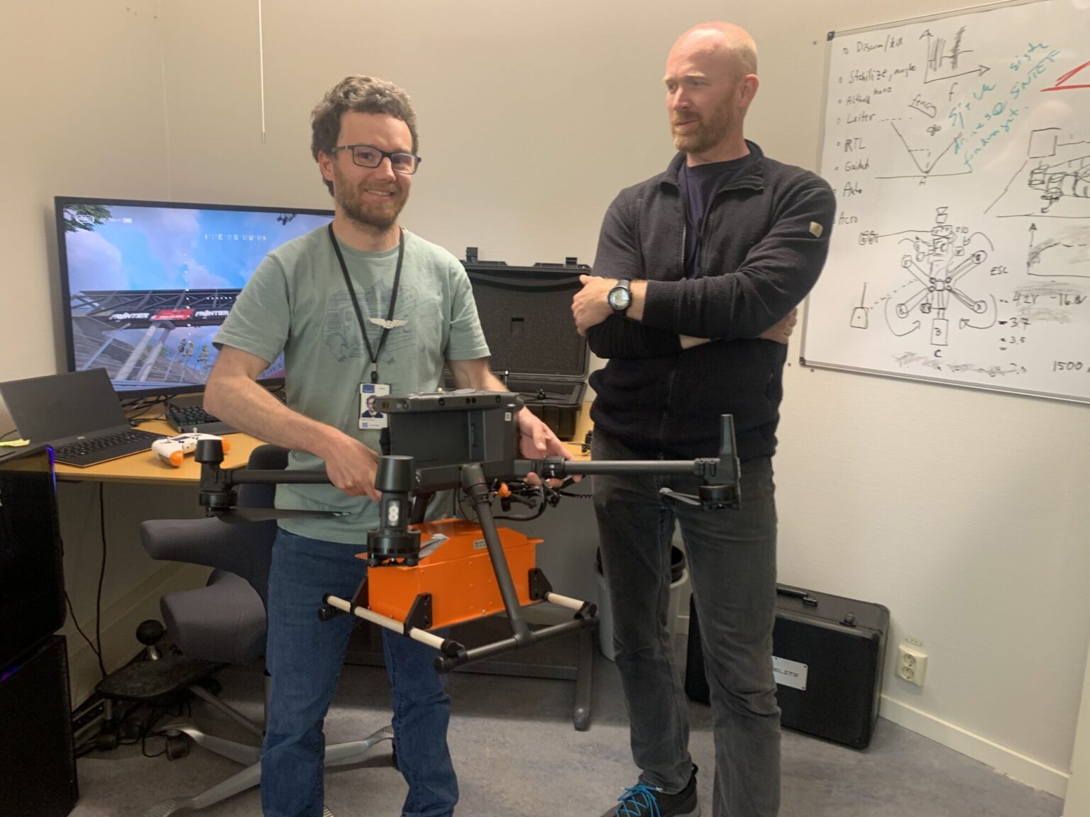 Her viser to forskere fram en selvbygget drone.